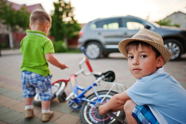 Jak wybrać odpowiedni środek transportu dla najmłodszych – porady dla rodziców